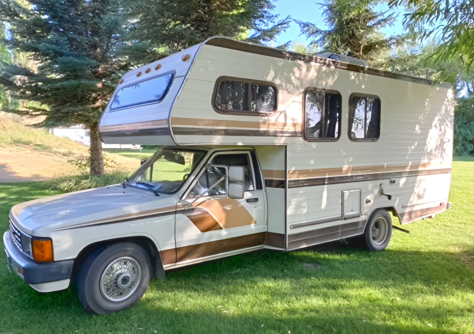 Inside a Cozy 1984 Toyota Huntsman Motorhome