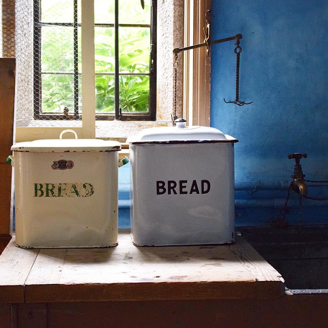 buying-enamel-bread-bins