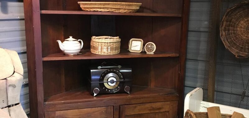 Corner Pantry Cabinet as the Space Saver