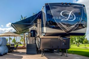 Inside-Look-At-The-Luxury-Fifth-Wheel-RV-Camper-Trailer-Remodel-Ideas