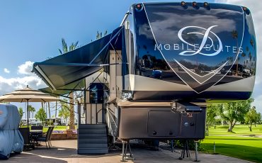 Inside-Look-At-The-Luxury-Fifth-Wheel-RV-Camper-Trailer-Remodel-Ideas