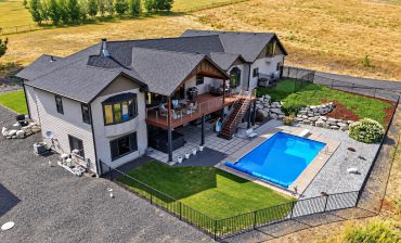 Inside a Spacious Ranch House With a Pool