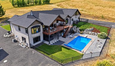 Inside a Spacious Ranch House With a Pool