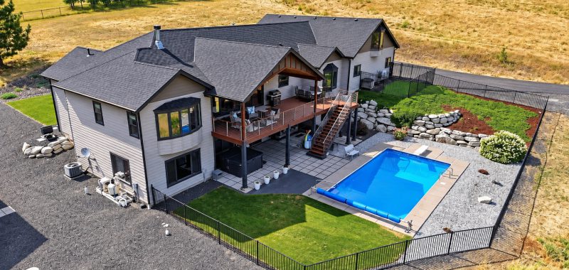 Inside a Spacious Ranch House With a Pool