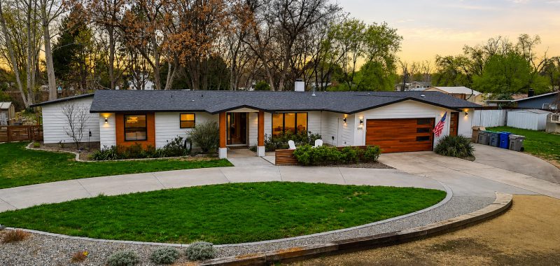 Gorgeous Mid-Century Modern Ranch Home With an Open Floor Plan