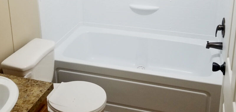 5 Best Mobile Home Bathtubs (Buying Guide)