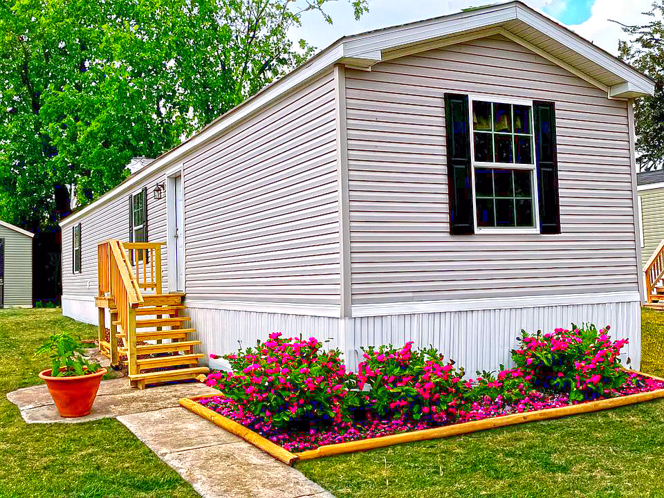 Discover 15 creative landscaping ideas for single wide mobile homes. From charming garden beds to cozy outdoor seating areas, these ideas will help you make the most of your outdoor space and add curb appeal to your home.