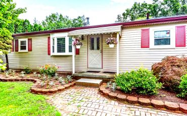 Discover 15 creative landscaping ideas for single wide mobile homes. From charming garden beds to cozy outdoor seating areas, these ideas will help you make the most of your outdoor space and add curb appeal to your home.