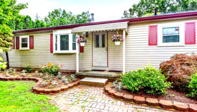 Discover 15 creative landscaping ideas for single wide mobile homes. From charming garden beds to cozy outdoor seating areas, these ideas will help you make the most of your outdoor space and add curb appeal to your home.