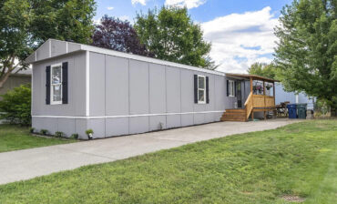 Single Wide Mobile Home Looks Just Like a Real House