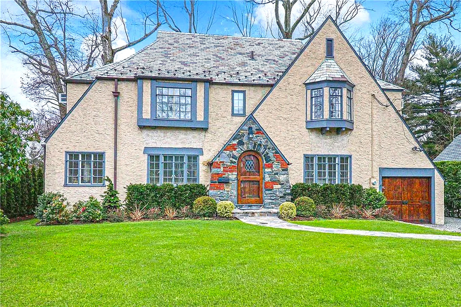 25 Tudor House Exterior Color Schemes to Inspire Your Next Update
